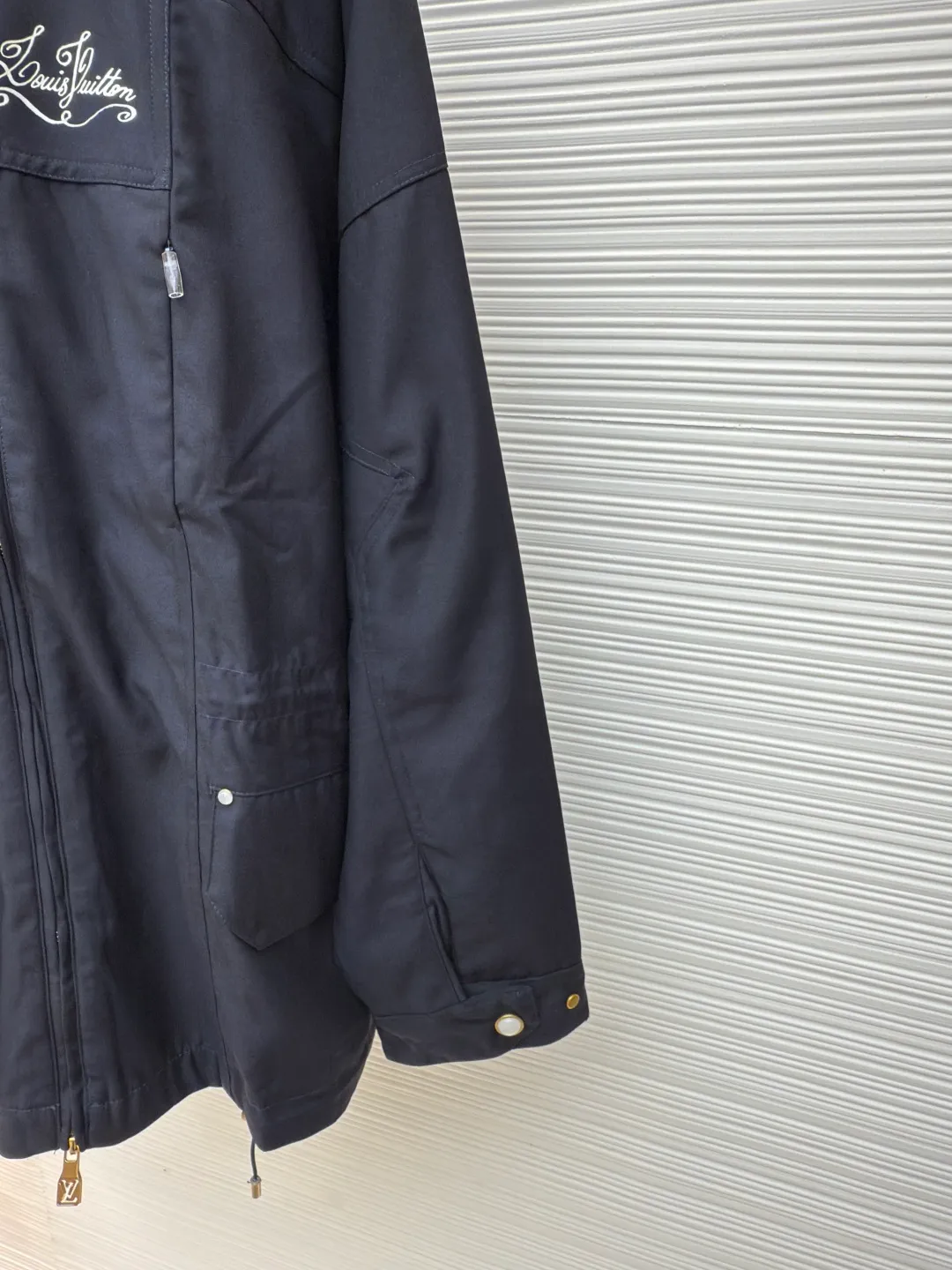 LOUIS VUITTON hooded windbreaker jacket ●Authentic product: Purchased and developed for 31000 ●Item number: 1680632-C10 ●Fabric: waterproof fabric ●Technology: made on positioning cutting machine ●Version: fitted version ●Weight: about 1150 grams ●Size: 42-44-46-48 ●Description: Made of customized Tri-Durance waterproof and rainproof fabric , a full set of accessories are customized, YKK two-way zippers, and all hardware are molded and customized to provide the performance required in the alpine environment. It is thin and wear-resistant, windproof, waterproof and breathable. It is suitable for a variety of activities. It is compatible with StormHood™. The hood is well protected and does not affect the line of sight. Step in The pockets are equipped with WaterTight™ zippers for easy access to items, and the zippers facilitate quick ventilation. The splicing design allows for free movement. There is a logo print on the chest, a printed design on the brim, and engraved buttons on the cuffs. The overall routing is straight and delicate. The fabric is comfortable and soft, with consistent colors and no color difference. It can be matched with the same style to create a fashionable look, and can be used in various occasions. Customized accessories, complete with three standards, same style for men and women!